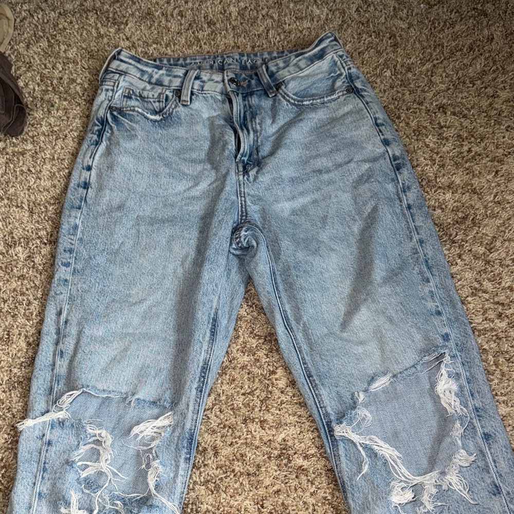 American Eagle Outfitters Light Blue ‘MOM STRAIGHT JEAN’ Size 4